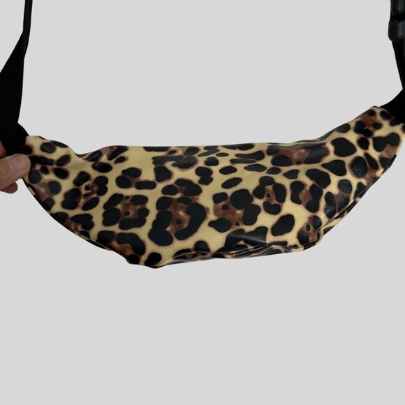 Leopard Print Adjustable Waist Fanny Pack With Zipper Closure & Black Strap - Picture 2 of 6